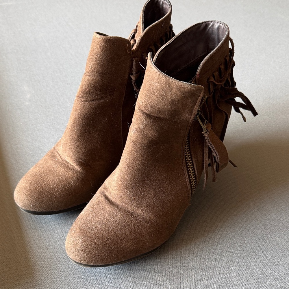 Breckelles Tan Suede Ankle Booties with Fringe